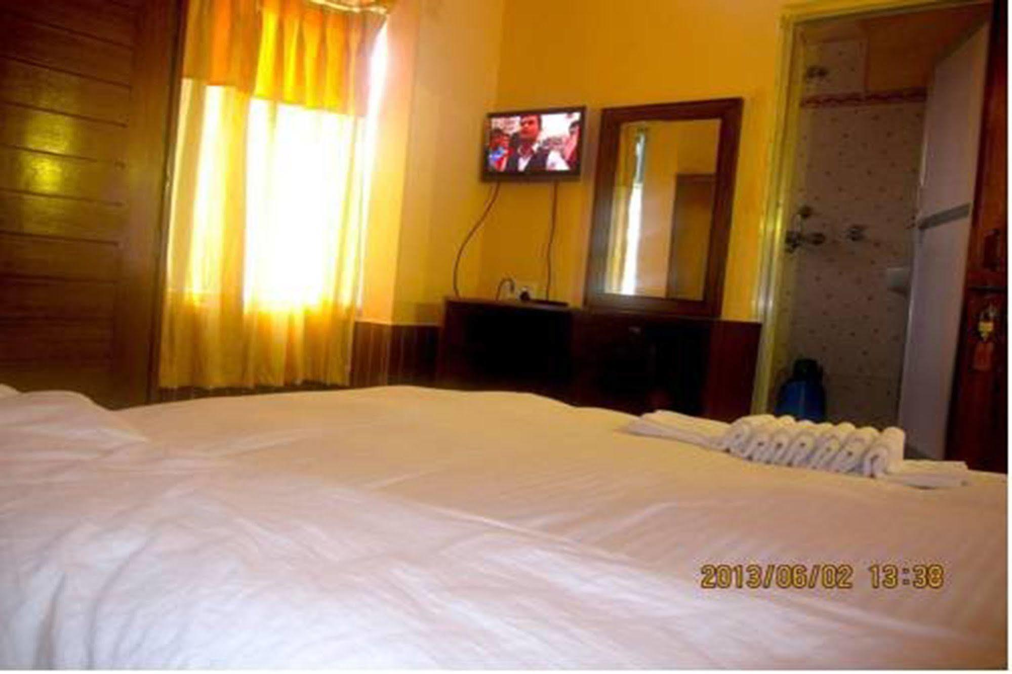 Hotel Half Moon Покхара Экстерьер фото