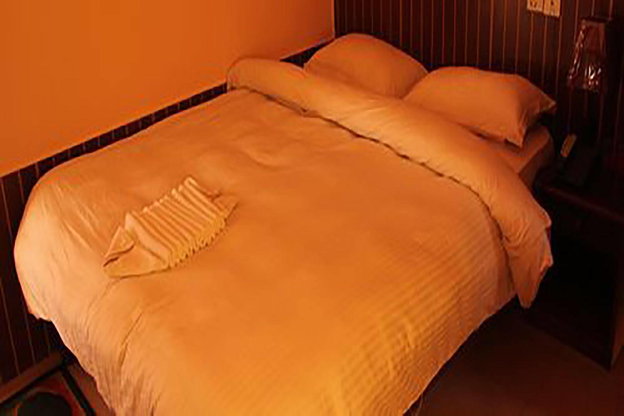 Hotel Half Moon Покхара Экстерьер фото