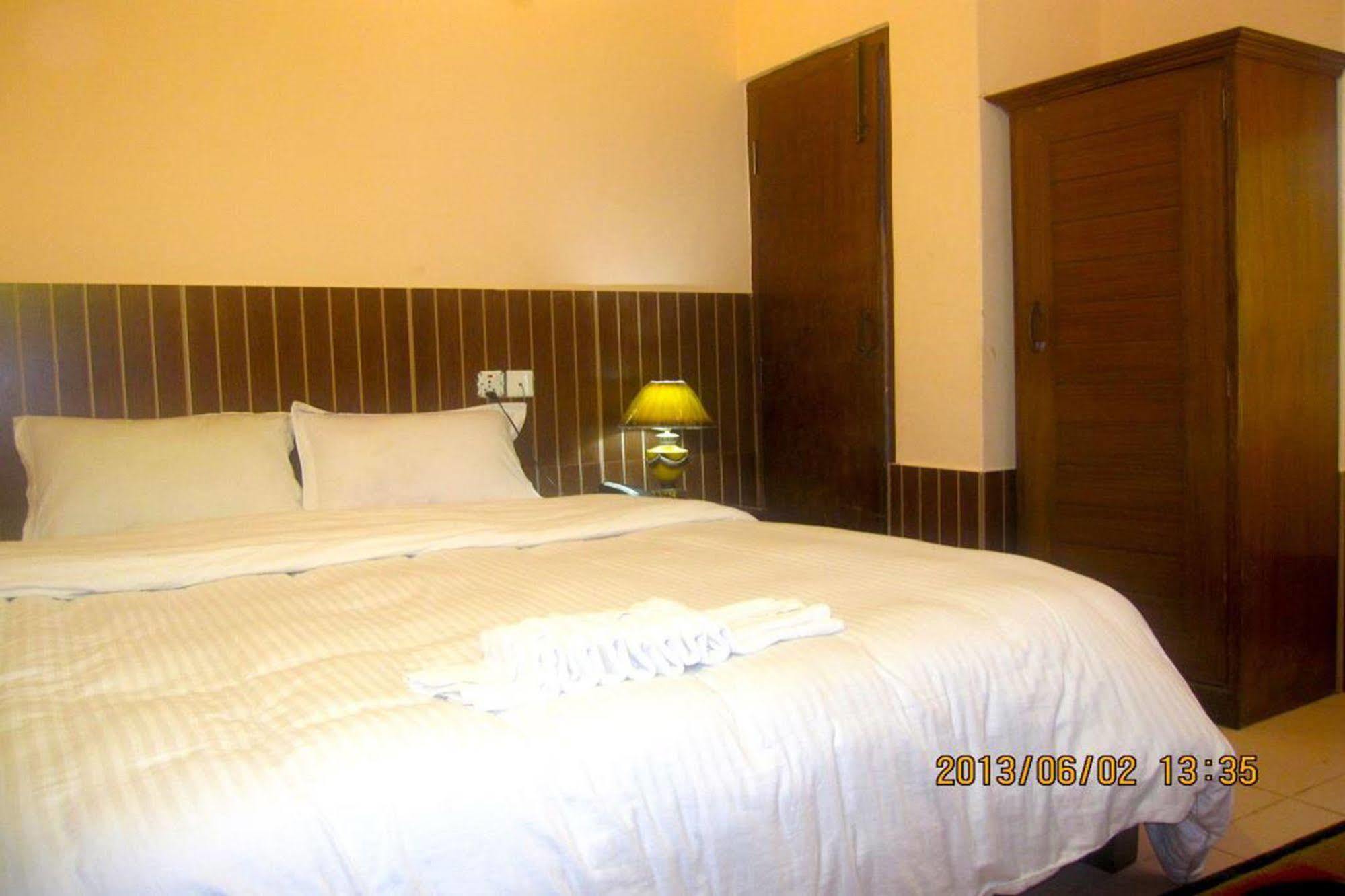 Hotel Half Moon Покхара Экстерьер фото
