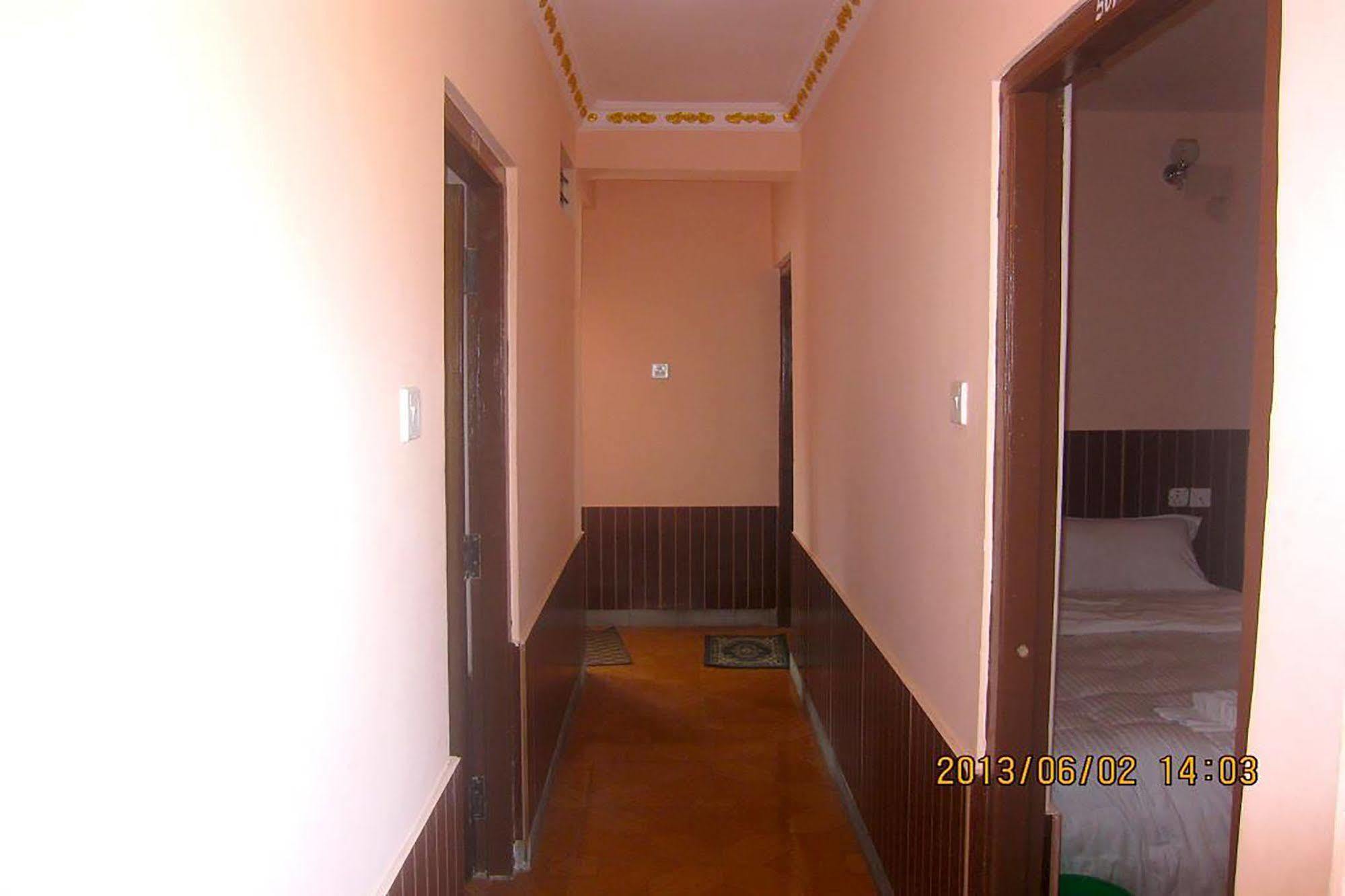 Hotel Half Moon Покхара Экстерьер фото